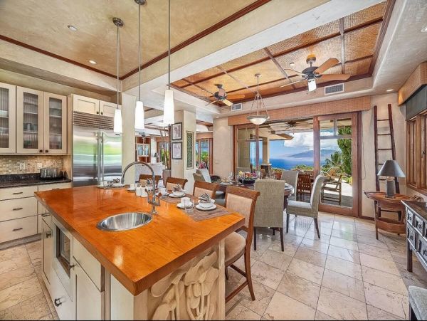 Luxury Hawaiian Vacation Home with 3 Bedrooms Drive to Beach