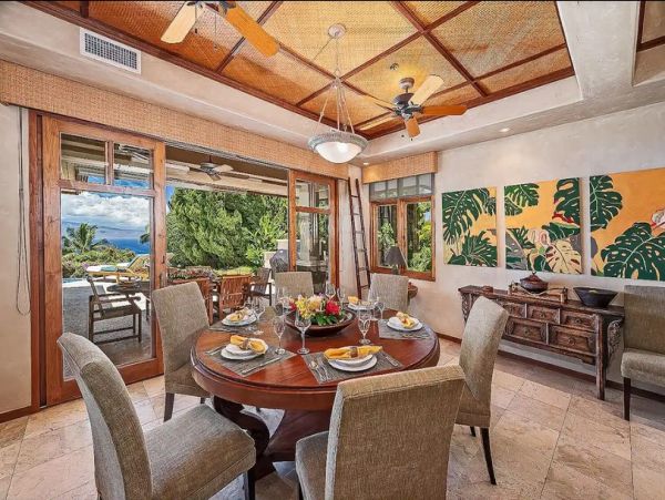 Luxury Hawaiian Vacation Home with 3 Bedrooms Drive to Beach