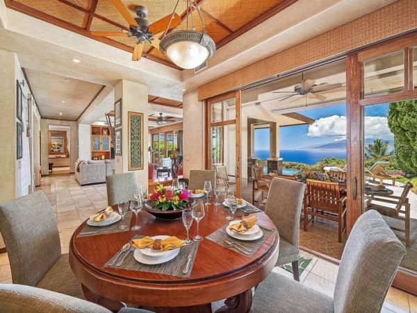 Luxury Hawaiian Vacation Home with 3 Bedrooms Drive to Beach