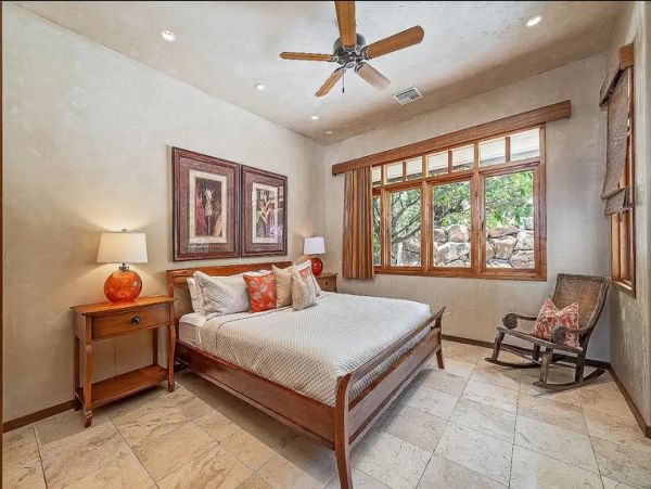 Luxury Hawaiian Vacation Home with 3 Bedrooms Drive to Beach