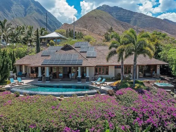 Luxury Hawaiian Vacation Home with 3 Bedrooms Drive to Beach