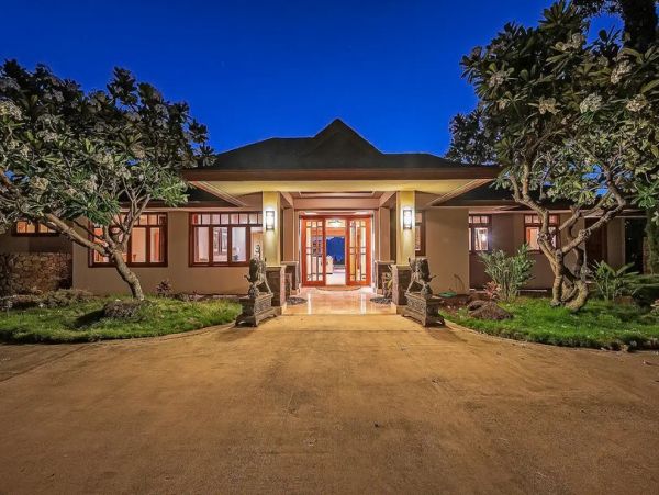 Luxury Hawaiian Vacation Home with 3 Bedrooms Drive to Beach