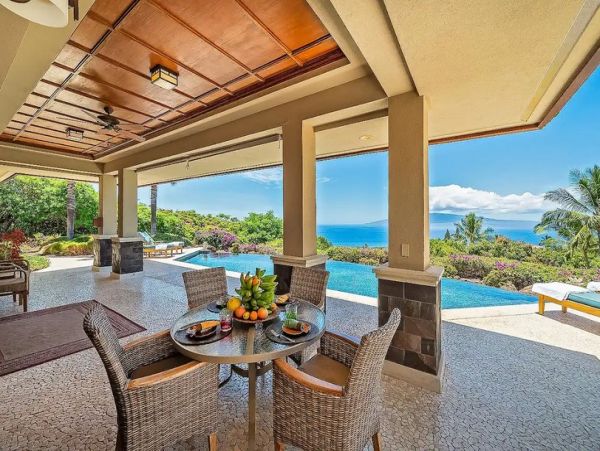 Luxury Hawaiian Vacation Home with 3 Bedrooms Drive to Beach