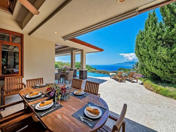 Luxury Hawaiian Vacation Home with 3 Bedrooms Drive to Beach