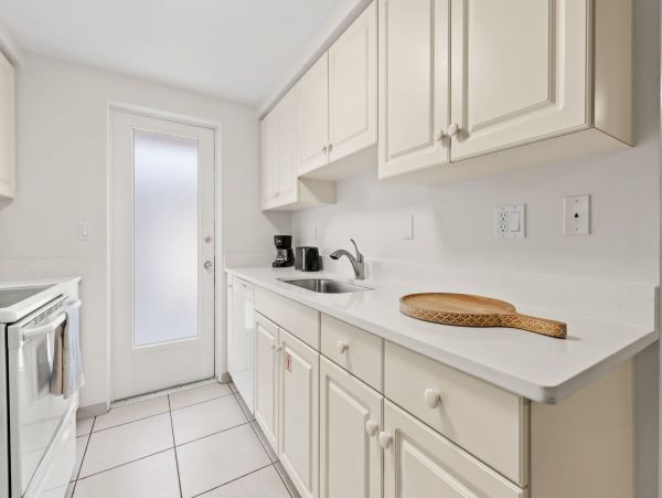 Short Walk to Beach Lido Key Vacation Duplex Two Bedroom