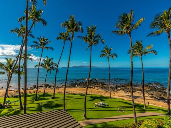 Oceanfront Two Bedroom Vacation Rental in Wailea Sleeps 4
