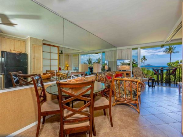 Oceanfront Two Bedroom Vacation Rental in Wailea Sleeps 4
