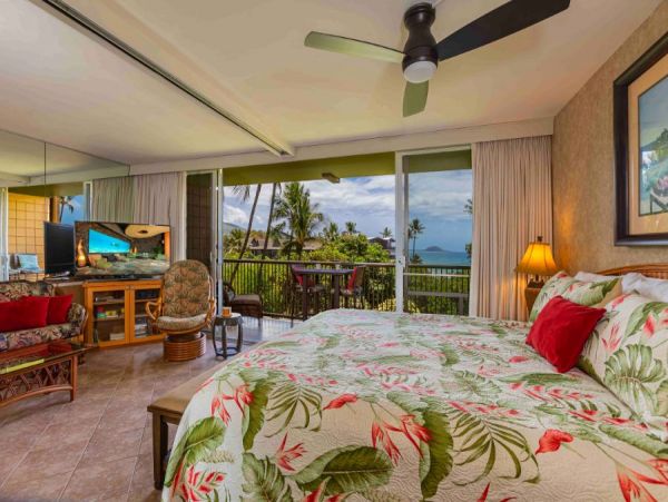 Oceanfront Two Bedroom Vacation Rental in Wailea Sleeps 4