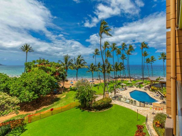 Oceanfront Two Bedroom Vacation Rental in Wailea Sleeps 4