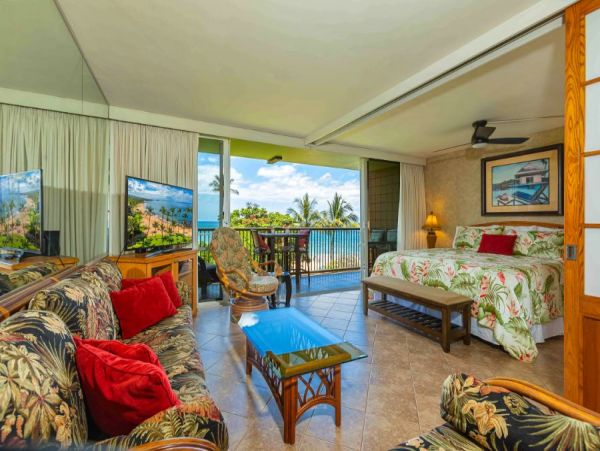 Oceanfront Two Bedroom Vacation Rental in Wailea Sleeps 4