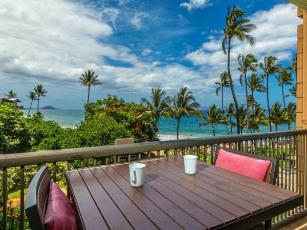 Oceanfront Two Bedroom Vacation Rental in Wailea Sleeps 4