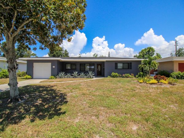 Lovely 2 Bedroom Vacation Rental in Sarasota Drive to Beach