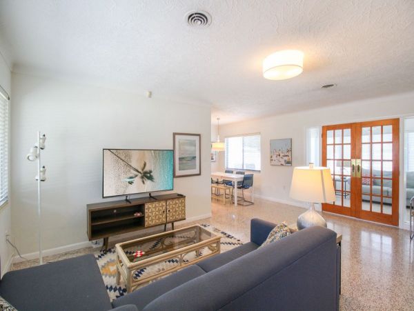 Lovely 2 Bedroom Vacation Rental in Sarasota Drive to Beach