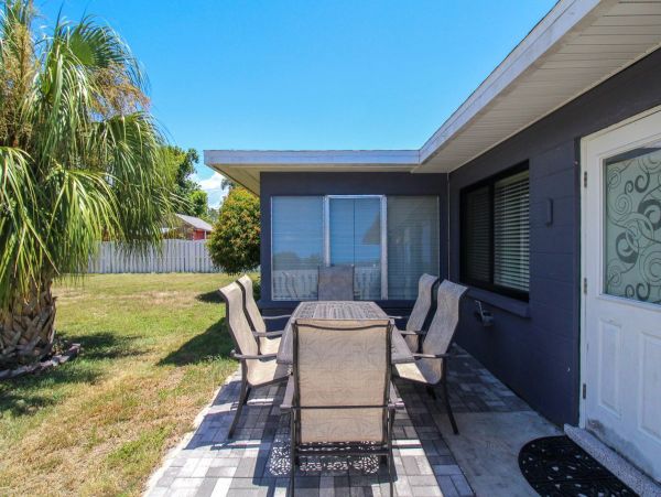Lovely 2 Bedroom Vacation Rental in Sarasota Drive to Beach
