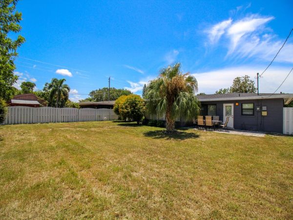 Lovely 2 Bedroom Vacation Rental in Sarasota Drive to Beach