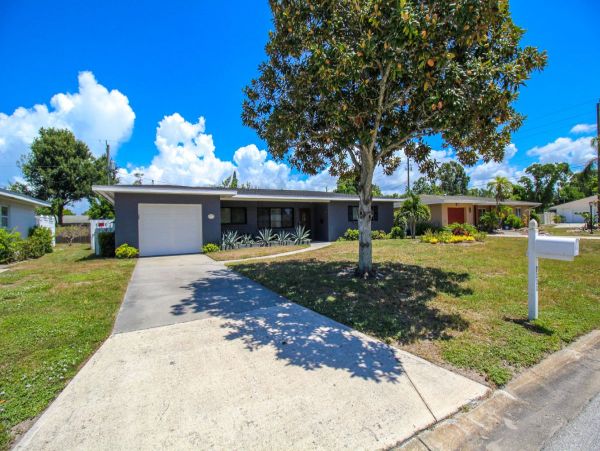 Lovely 2 Bedroom Vacation Rental in Sarasota Drive to Beach