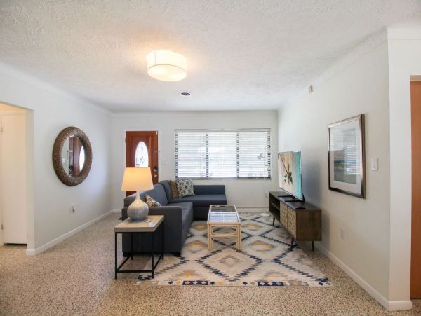 Lovely 2 Bedroom Vacation Rental in Sarasota Drive to Beach