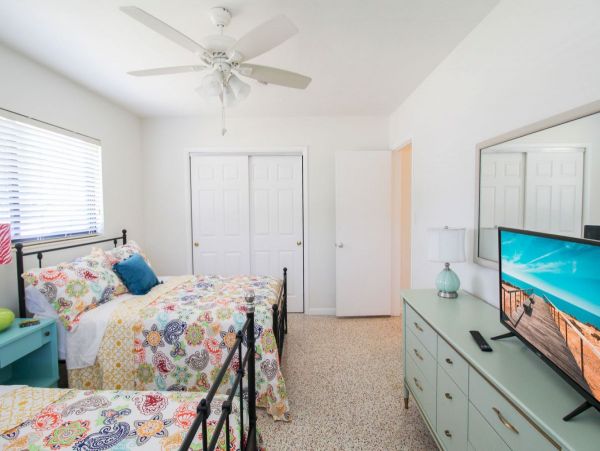 Lovely 2 Bedroom Vacation Rental in Sarasota Drive to Beach