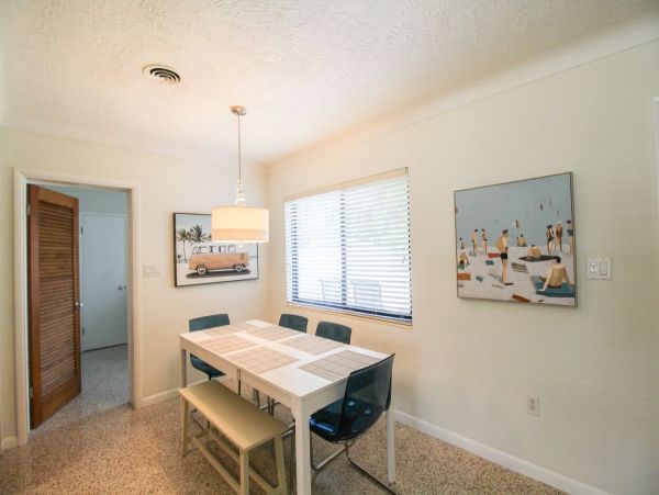 Lovely 2 Bedroom Vacation Rental in Sarasota Drive to Beach