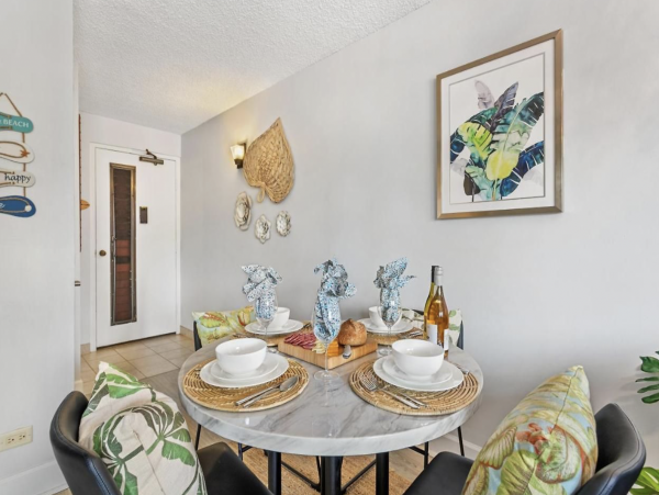 Maui One Bedroom Condo Five Mins Stroll onto Sandy Beach