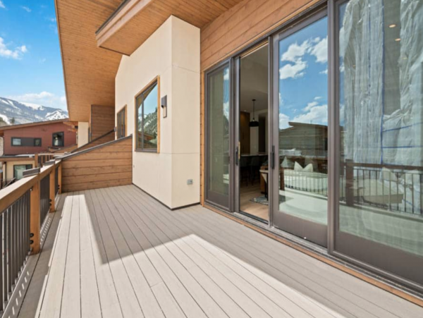 4 plus Den Short walk to Westin Riverfront Gondola