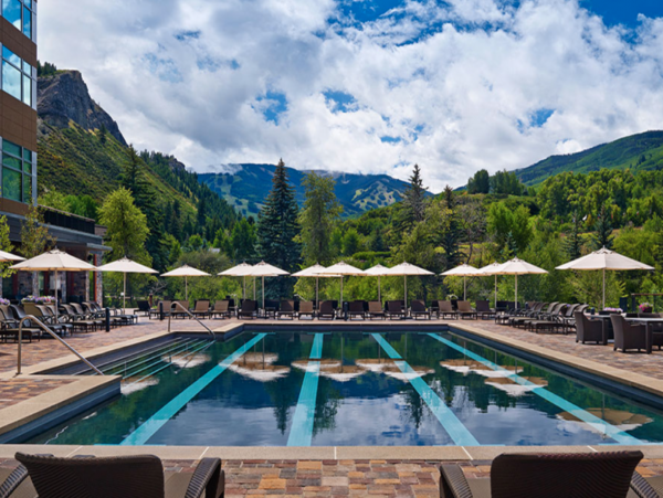 4 plus Den Short walk to Westin Riverfront Gondola