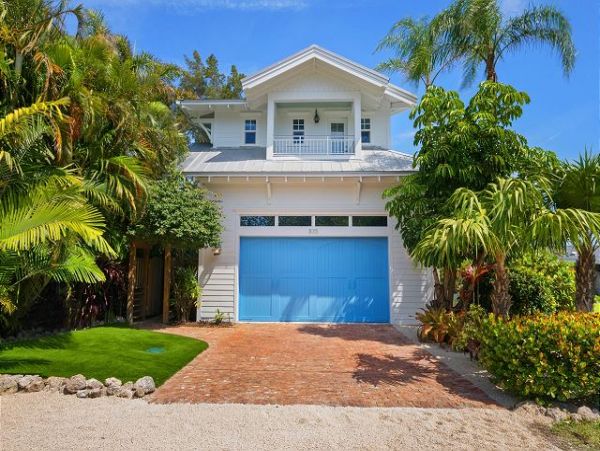 Four Bedroom Beachfront Vacation Home in Anna Maria