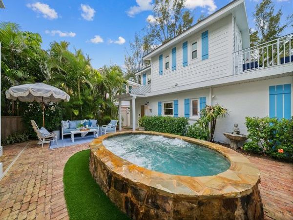 Four Bedroom Beachfront Vacation Home in Anna Maria