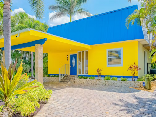 Tropical Retreat with 4 Bedrooms in Naples