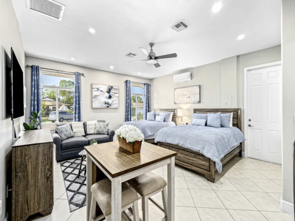 Naples Four Bedroom Lovely Rental Close to Beaches