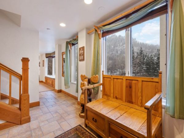 Elegant Ski-In/Ski-Out Retreat With Stunning Mountain View