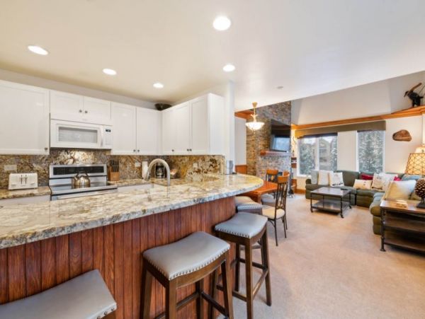 Elegant Ski-In/Ski-Out Retreat With Stunning Mountain View