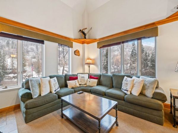 Elegant Ski-In/Ski-Out Retreat With Stunning Mountain View