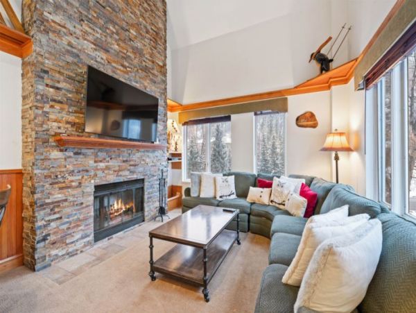 Elegant Ski-In/Ski-Out Retreat With Stunning Mountain View