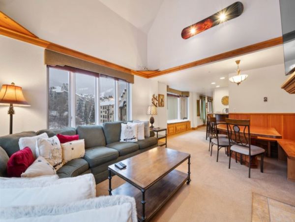 Elegant Ski-In/Ski-Out Retreat With Stunning Mountain View