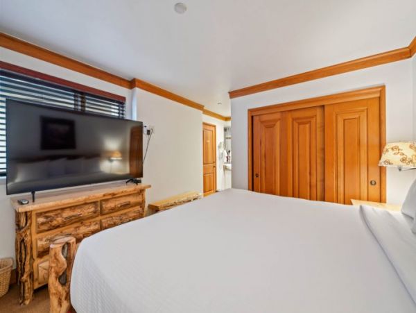 Elegant Ski-In/Ski-Out Retreat With Stunning Mountain View