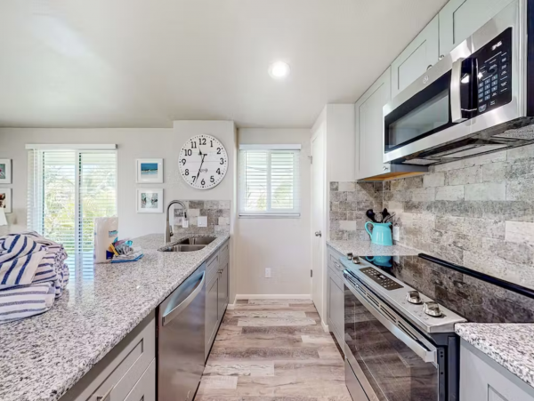 Anna Maria Beautiful 2nd Floor Condo 2 Bedroom Steps to Beach