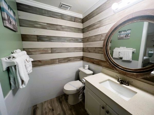 Holmes Beach Vacation Duplex Two Bedroom Walk to Beach