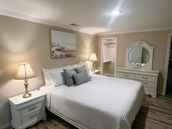 Holmes Beach Vacation Duplex Two Bedroom Walk to Beach