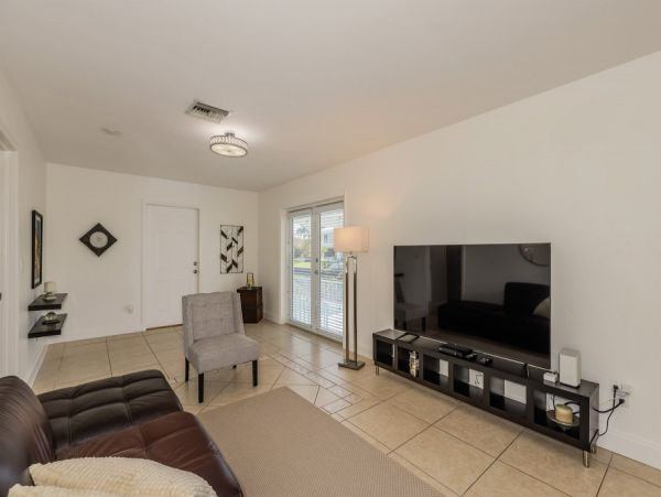 Walk to Beach Marco Island Vacation Home Sleeps 8