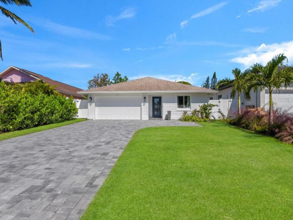 North Naples Vacation Home with 3 Bedrooms Sleeps 6 Guests