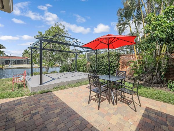 Naples Vacation Home Three Bedrooms Short Walk To Beach