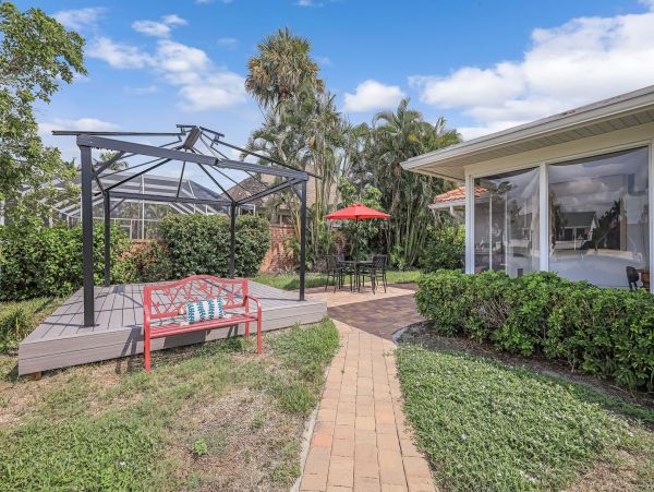 Naples Vacation Home Three Bedrooms Short Walk To Beach