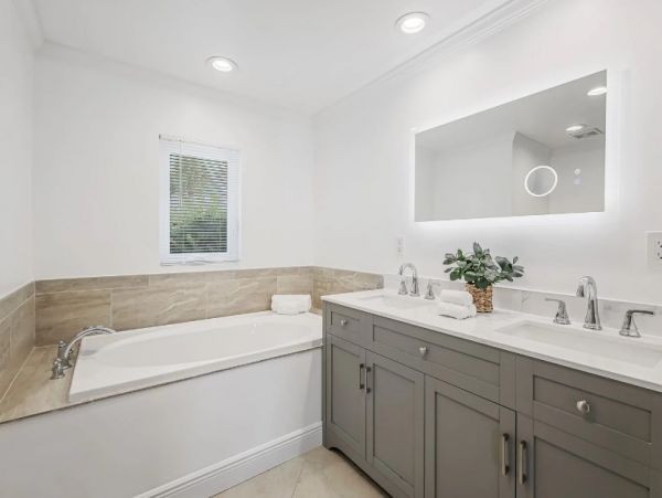 Naples Vacation Home Three Bedrooms Short Walk To Beach