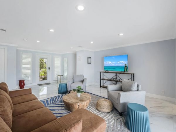 Naples Vacation Home Three Bedrooms Short Walk To Beach