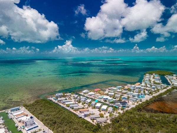 Tavernier Waterfront Vacation Home with 3 Bedrooms Sleeps 6