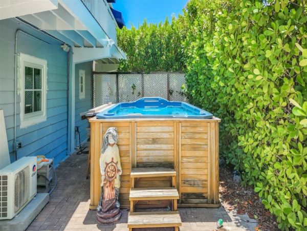 Tavernier Waterfront Vacation Home with 3 Bedrooms Sleeps 6