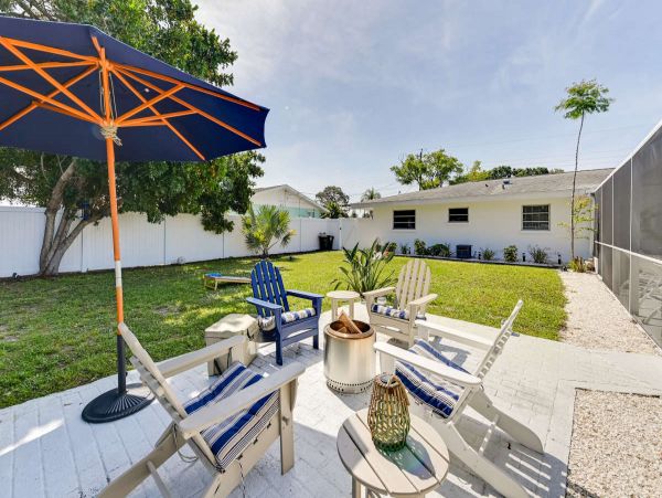 Sarasota Home with 2 Bedrooms and Pool