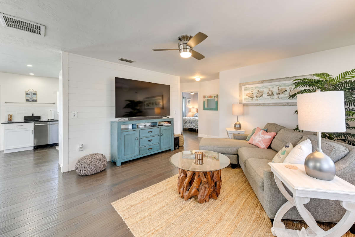 Sarasota Home with 2 Bedrooms and Pool