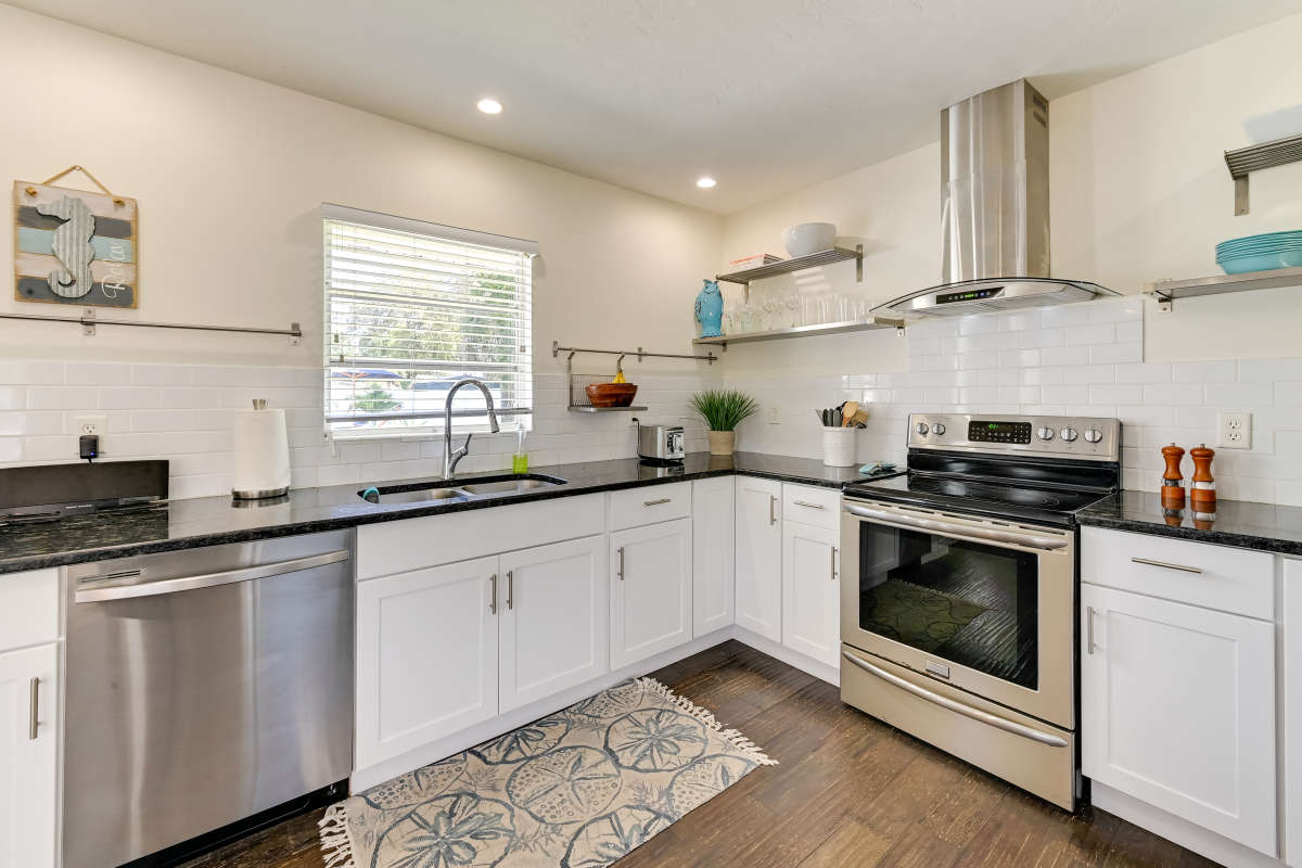 Sarasota Home with 2 Bedrooms and Pool